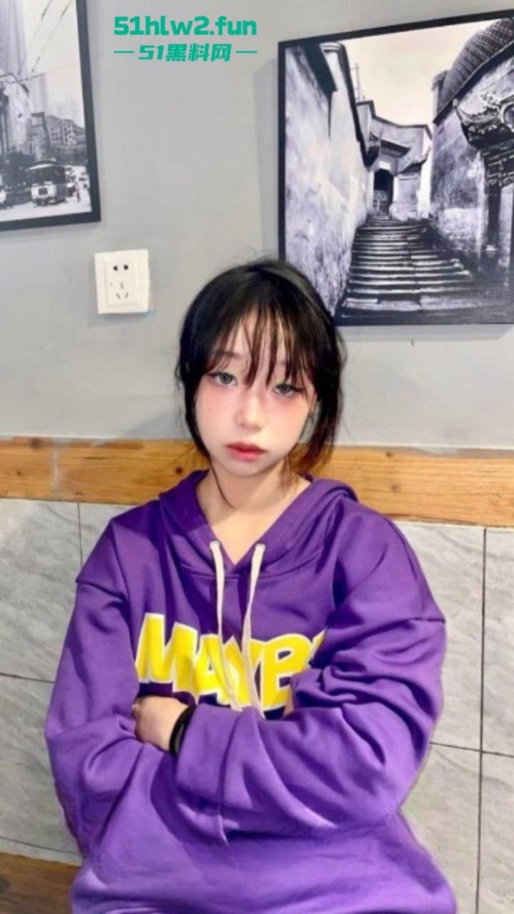 四川颜值嫩妹【李志君】04后长腿精神小妹 为了烟钱下海,向金主展现裸体稚嫩的身材太诱人了。 第2张 四川颜值嫩妹【李志君】04后长腿精神小妹 为了烟钱下海,向金主展现裸体稚嫩的身材太诱人了。 第2张