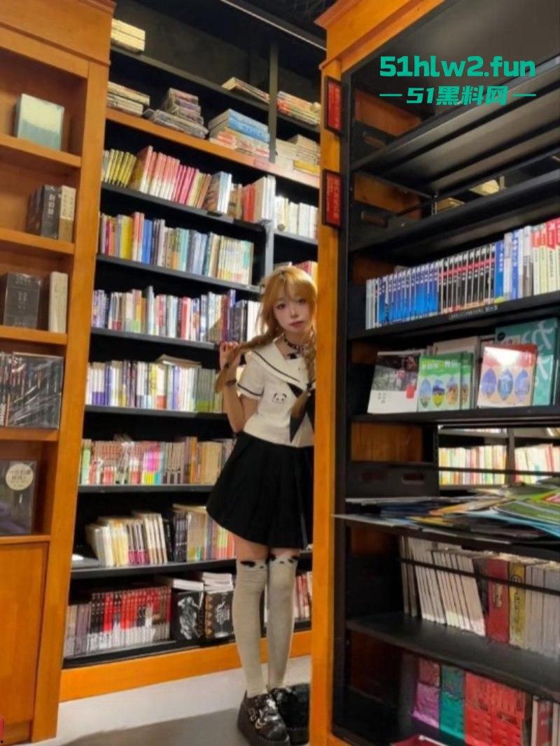 四川颜值嫩妹【李志君】04后长腿精神小妹 为了烟钱下海,向金主展现裸体稚嫩的身材太诱人了。 第5张 四川颜值嫩妹【李志君】04后长腿精神小妹 为了烟钱下海,向金主展现裸体稚嫩的身材太诱人了。 第5张