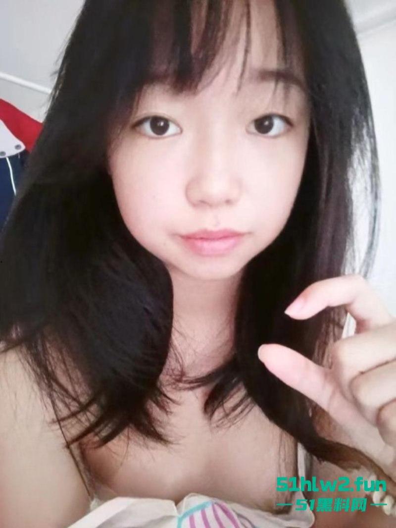 四川颜值嫩妹【李志君】04后长腿精神小妹 为了烟钱下海,向金主展现裸体稚嫩的身材太诱人了。 第7张 四川颜值嫩妹【李志君】04后长腿精神小妹 为了烟钱下海,向金主展现裸体稚嫩的身材太诱人了。 第7张