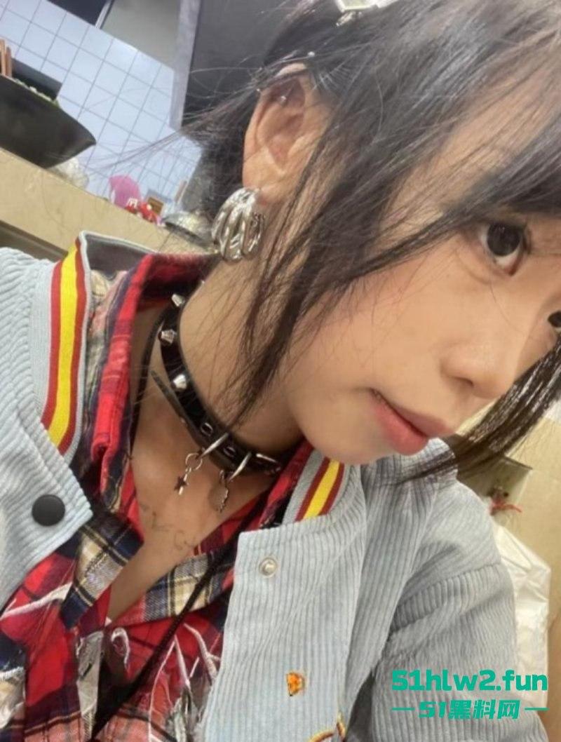 四川颜值嫩妹【李志君】04后长腿精神小妹 为了烟钱下海,向金主展现裸体稚嫩的身材太诱人了。 第8张 四川颜值嫩妹【李志君】04后长腿精神小妹 为了烟钱下海,向金主展现裸体稚嫩的身材太诱人了。 第8张