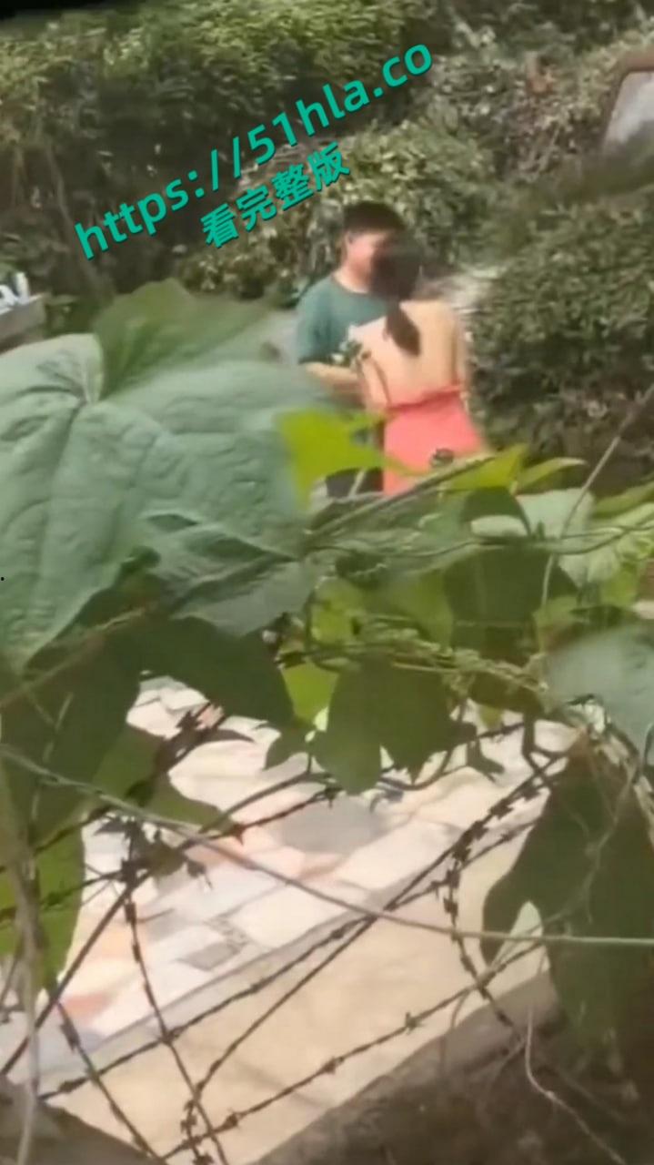 年轻男女户外打野激情,抠逼口交火辣开场,无套抽插狂操野外激情挑逗感官! 第2张 年轻男女户外打野激情,抠逼口交火辣开场,无套抽插狂操野外激情挑逗感官! 第2张