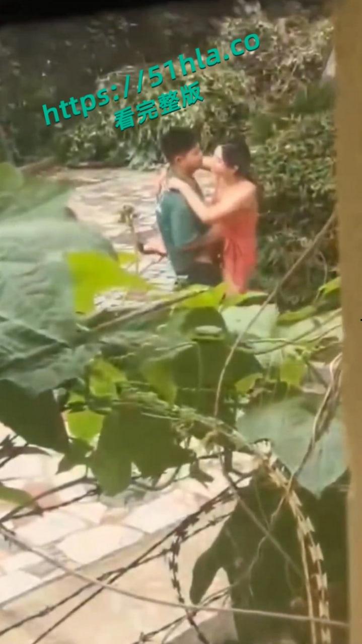 年轻男女户外打野激情,抠逼口交火辣开场,无套抽插狂操野外激情挑逗感官! 第5张 年轻男女户外打野激情,抠逼口交火辣开场,无套抽插狂操野外激情挑逗感官! 第5张