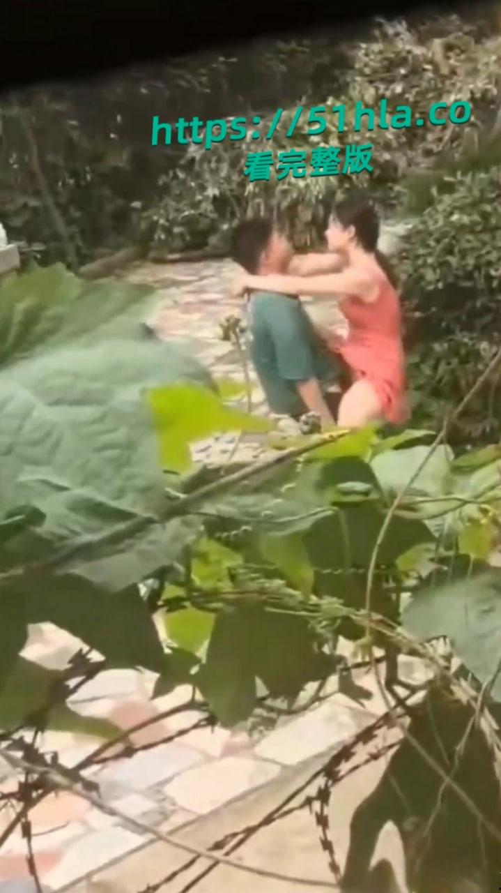 年轻男女户外打野激情,抠逼口交火辣开场,无套抽插狂操野外激情挑逗感官! 第6张 年轻男女户外打野激情,抠逼口交火辣开场,无套抽插狂操野外激情挑逗感官! 第6张