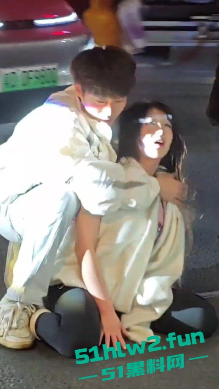 汕头小仙女和闺蜜喝醉被三男子搭讪，结果小仙女直接暴走当街殴打辱骂男子，这是真猖狂啊。  第1张