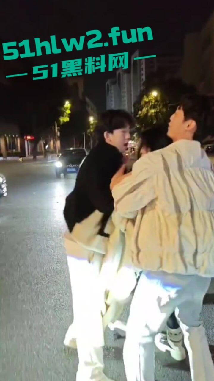 汕头小仙女和闺蜜喝醉被三男子搭讪,结果小仙女直接暴走当街殴打辱骂男子,这是真猖狂啊。 第2张 汕头小仙女和闺蜜喝醉被三男子搭讪,结果小仙女直接暴走当街殴打辱骂男子,这是真猖狂啊。 第2张