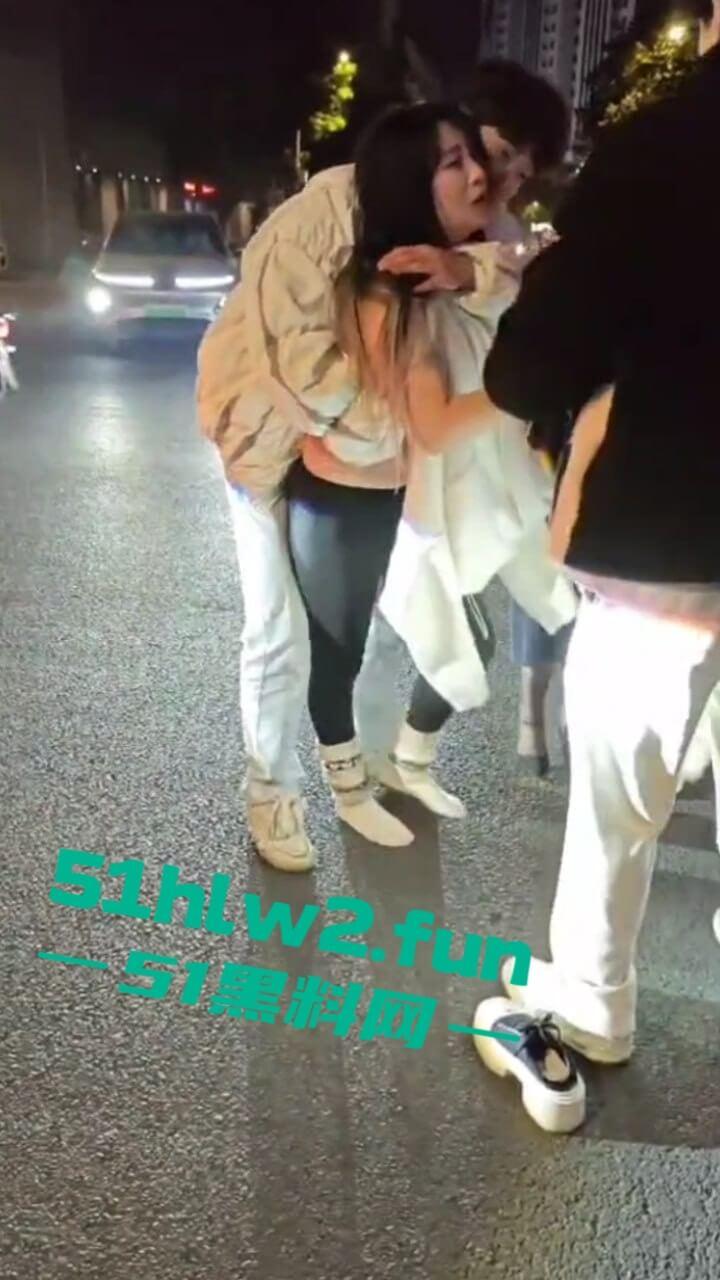 汕头小仙女和闺蜜喝醉被三男子搭讪,结果小仙女直接暴走当街殴打辱骂男子,这是真猖狂啊。 第3张 汕头小仙女和闺蜜喝醉被三男子搭讪,结果小仙女直接暴走当街殴打辱骂男子,这是真猖狂啊。 第3张