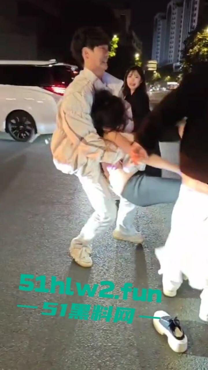 汕头小仙女和闺蜜喝醉被三男子搭讪,结果小仙女直接暴走当街殴打辱骂男子,这是真猖狂啊。 第4张 汕头小仙女和闺蜜喝醉被三男子搭讪,结果小仙女直接暴走当街殴打辱骂男子,这是真猖狂啊。 第4张