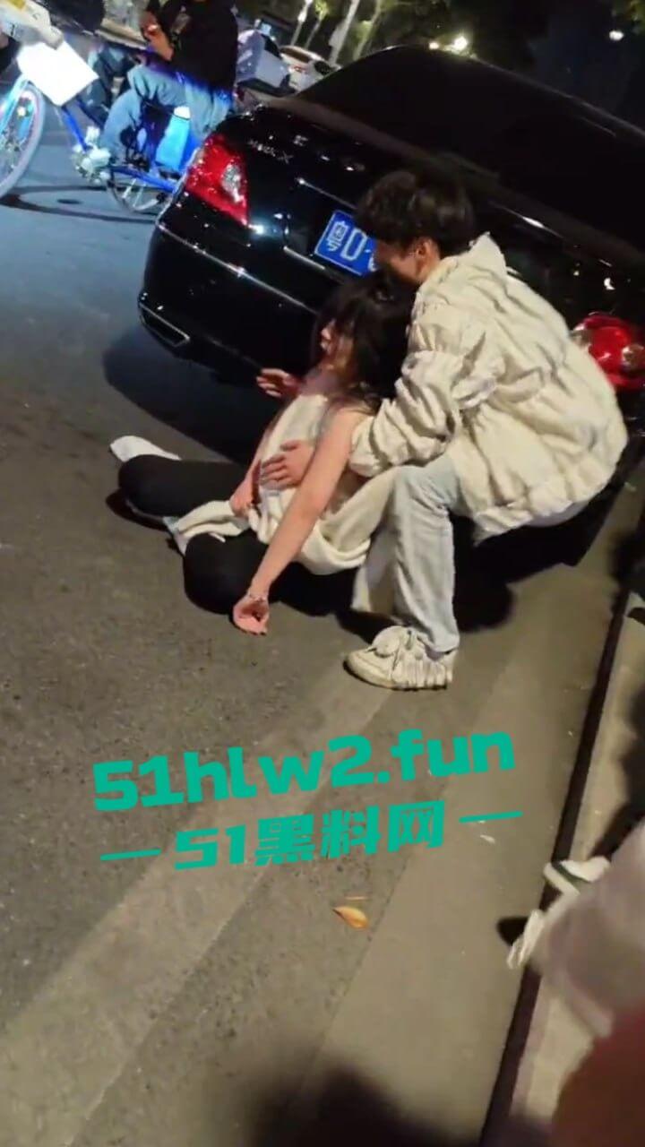 汕头小仙女和闺蜜喝醉被三男子搭讪,结果小仙女直接暴走当街殴打辱骂男子,这是真猖狂啊。 第5张 汕头小仙女和闺蜜喝醉被三男子搭讪,结果小仙女直接暴走当街殴打辱骂男子,这是真猖狂啊。 第5张