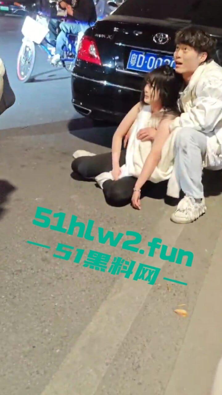 汕头小仙女和闺蜜喝醉被三男子搭讪,结果小仙女直接暴走当街殴打辱骂男子,这是真猖狂啊。 第6张 汕头小仙女和闺蜜喝醉被三男子搭讪,结果小仙女直接暴走当街殴打辱骂男子,这是真猖狂啊。 第6张