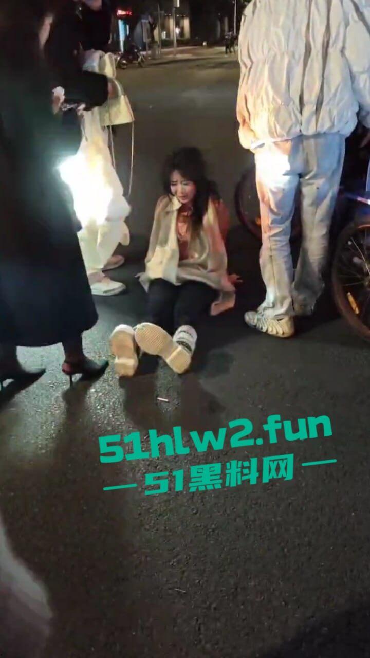 汕头小仙女和闺蜜喝醉被三男子搭讪,结果小仙女直接暴走当街殴打辱骂男子,这是真猖狂啊。 第7张 汕头小仙女和闺蜜喝醉被三男子搭讪,结果小仙女直接暴走当街殴打辱骂男子,这是真猖狂啊。 第7张