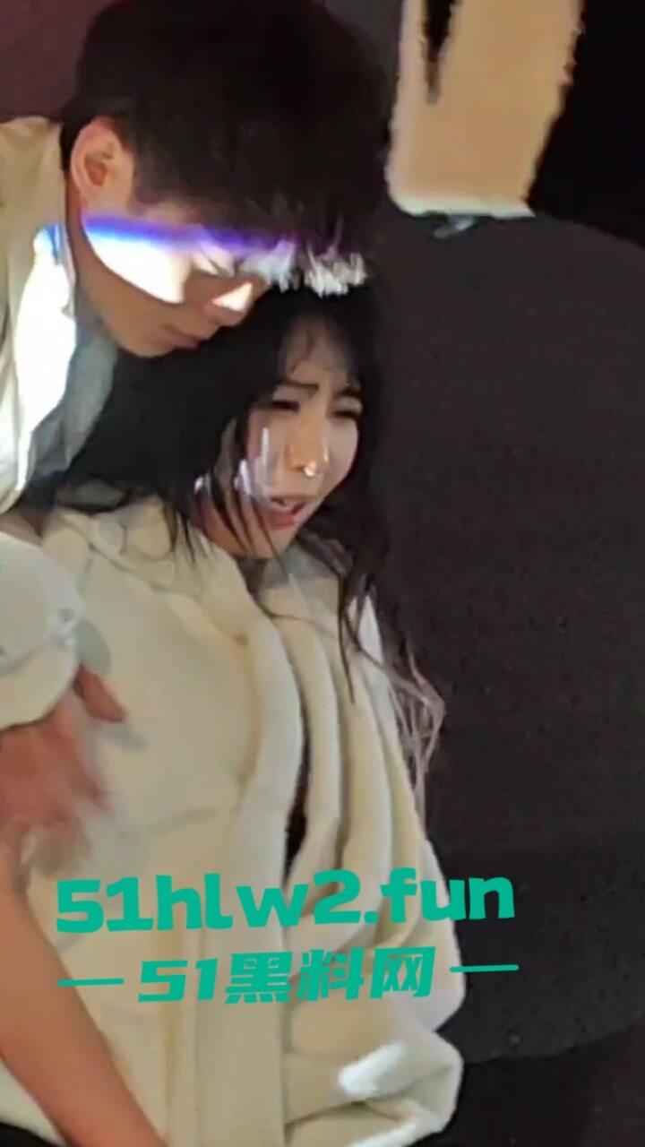 汕头小仙女和闺蜜喝醉被三男子搭讪,结果小仙女直接暴走当街殴打辱骂男子,这是真猖狂啊。 第8张 汕头小仙女和闺蜜喝醉被三男子搭讪,结果小仙女直接暴走当街殴打辱骂男子,这是真猖狂啊。 第8张