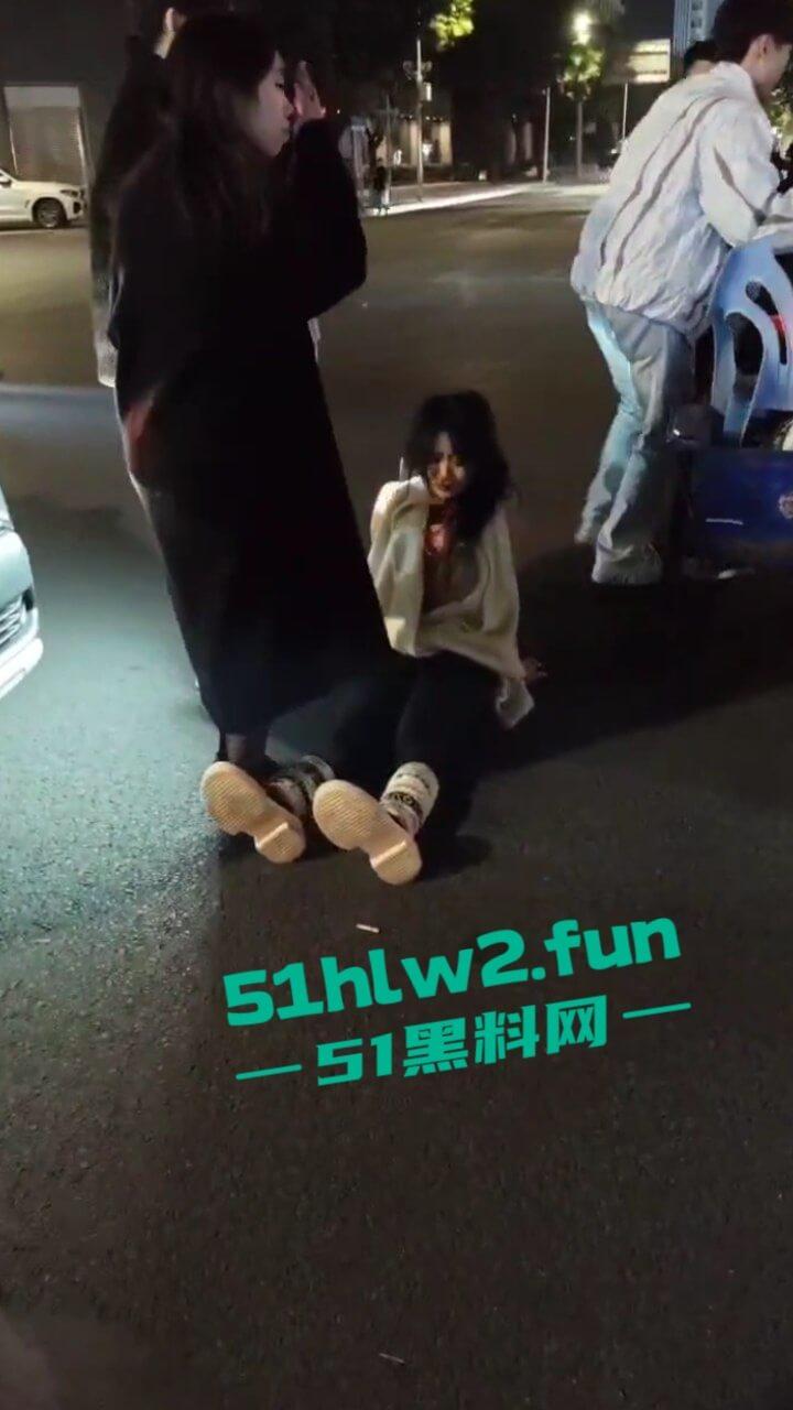 汕头小仙女和闺蜜喝醉被三男子搭讪,结果小仙女直接暴走当街殴打辱骂男子,这是真猖狂啊。 第9张 汕头小仙女和闺蜜喝醉被三男子搭讪,结果小仙女直接暴走当街殴打辱骂男子,这是真猖狂啊。 第9张