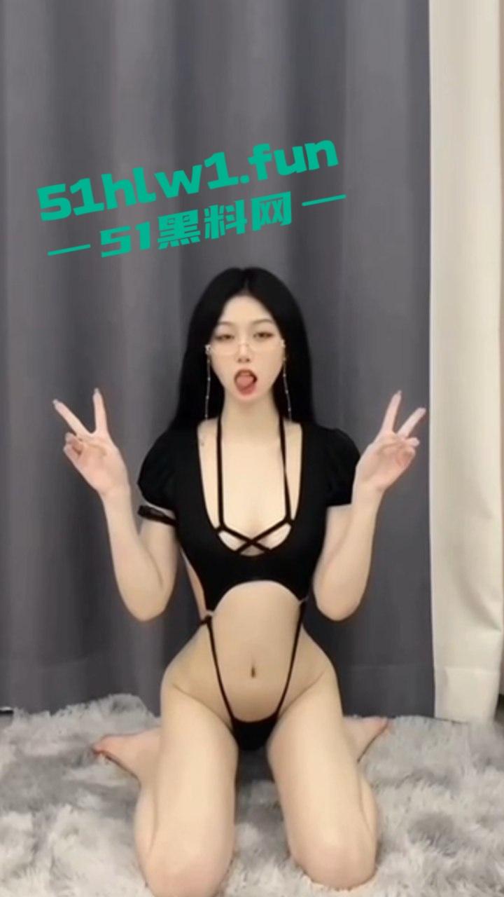 摄影师酒店私拍，极品身材长腿嫩模，穿诱人黑丝高跟，拍职业装私房照，修长美腿超撩人，大尺度自拍合集流出。  第3张