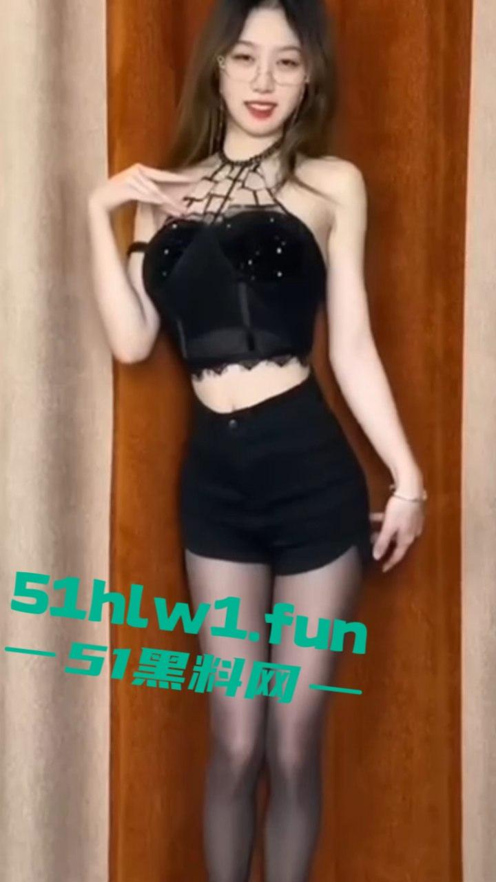 摄影师酒店私拍，极品身材长腿嫩模，穿诱人黑丝高跟，拍职业装私房照，修长美腿超撩人，大尺度自拍合集流出。  第4张