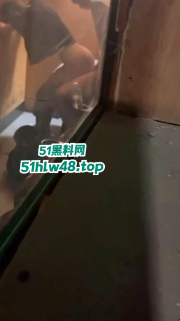 瓜友投稿电影院偷拍操逼，据说女主是没毕业的大学生影院兼职被小主管拿下，小翘臀是真性感啊！  第3张