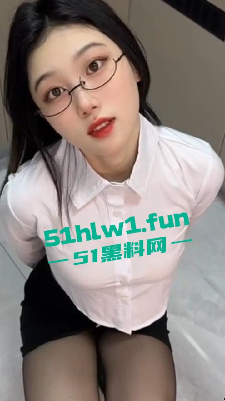 摄影师酒店私拍，极品身材长腿嫩模，穿诱人黑丝高跟，拍职业装私房照，修长美腿超撩人，大尺度自拍合集流出。  第8张