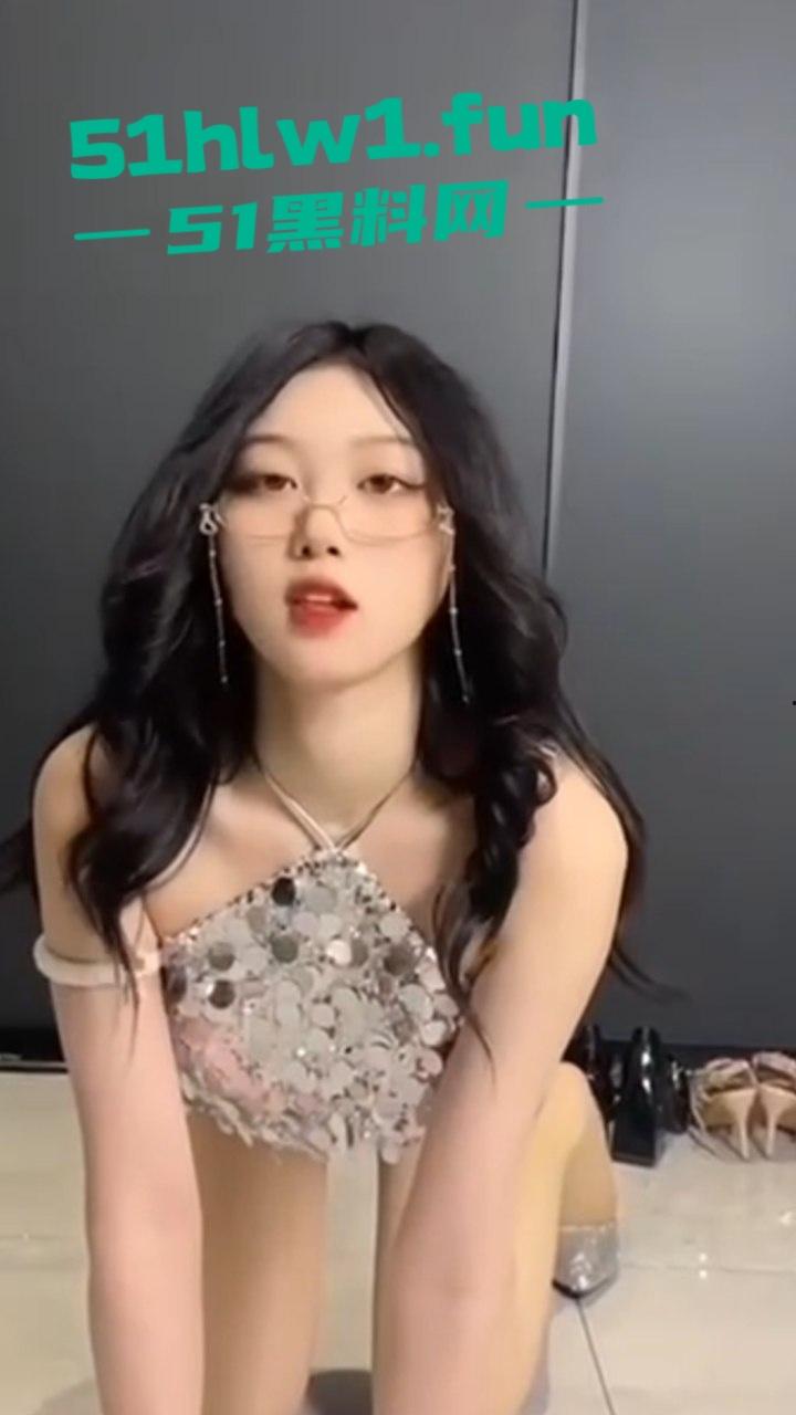 摄影师酒店私拍，极品身材长腿嫩模，穿诱人黑丝高跟，拍职业装私房照，修长美腿超撩人，大尺度自拍合集流出。  第10张