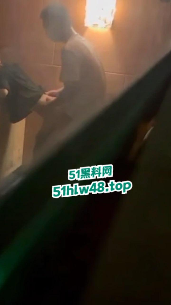 瓜友投稿电影院偷拍操逼，据说女主是没毕业的大学生影院兼职被小主管拿下，小翘臀是真性感啊！  第6张