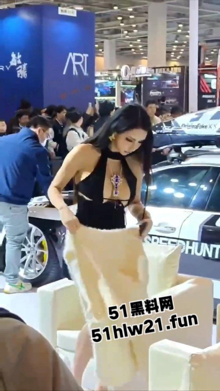 瓜友偷拍车展模特,高颜值F罩杯性感女神竟勒不住奶,走光一幕被瓜友偷拍疯传。 第3张 瓜友偷拍车展模特,高颜值F罩杯性感女神竟勒不住奶,走光一幕被瓜友偷拍疯传。 第3张