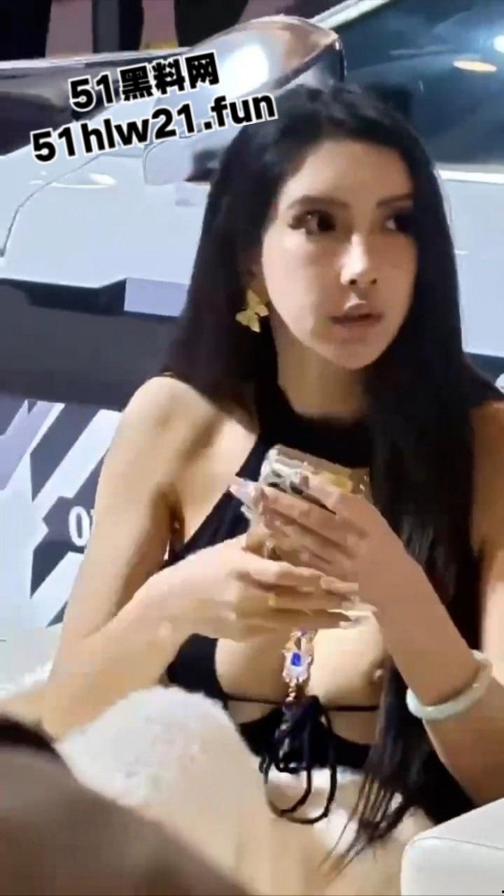 瓜友偷拍车展模特,高颜值F罩杯性感女神竟勒不住奶,走光一幕被瓜友偷拍疯传。 第4张 瓜友偷拍车展模特,高颜值F罩杯性感女神竟勒不住奶,走光一幕被瓜友偷拍疯传。 第4张