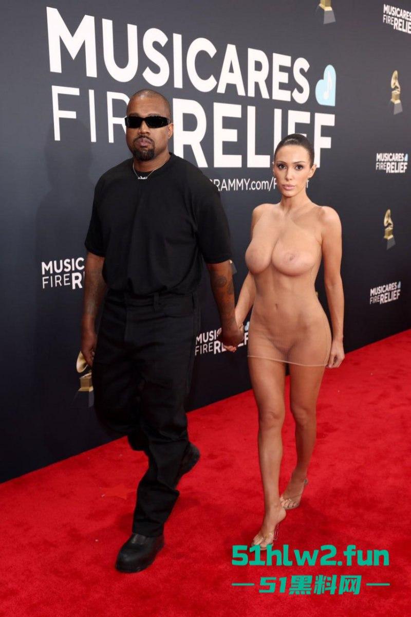 侃爷娇妻真空亮相格莱美红毯,公然上演户外露出全场惊呆!这尺度连镜头都不敢眨眼。 第1张 侃爷娇妻真空亮相格莱美红毯,公然上演户外露出全场惊呆!这尺度连镜头都不敢眨眼。 第1张