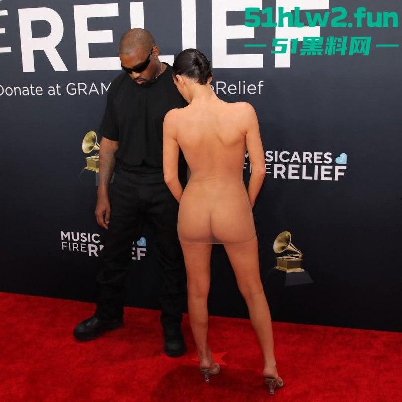 侃爷娇妻真空亮相格莱美红毯,公然上演户外露出全场惊呆!这尺度连镜头都不敢眨眼。 第3张 侃爷娇妻真空亮相格莱美红毯,公然上演户外露出全场惊呆!这尺度连镜头都不敢眨眼。 第3张