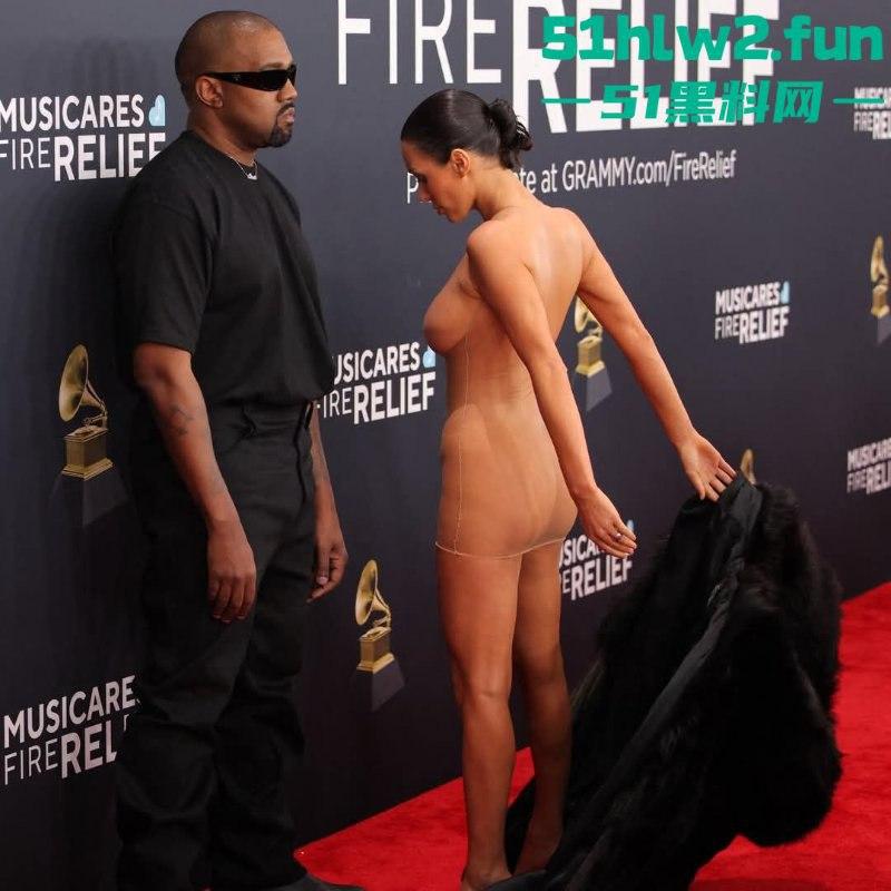 侃爷娇妻真空亮相格莱美红毯,公然上演户外露出全场惊呆!这尺度连镜头都不敢眨眼。 第4张 侃爷娇妻真空亮相格莱美红毯,公然上演户外露出全场惊呆!这尺度连镜头都不敢眨眼。 第4张