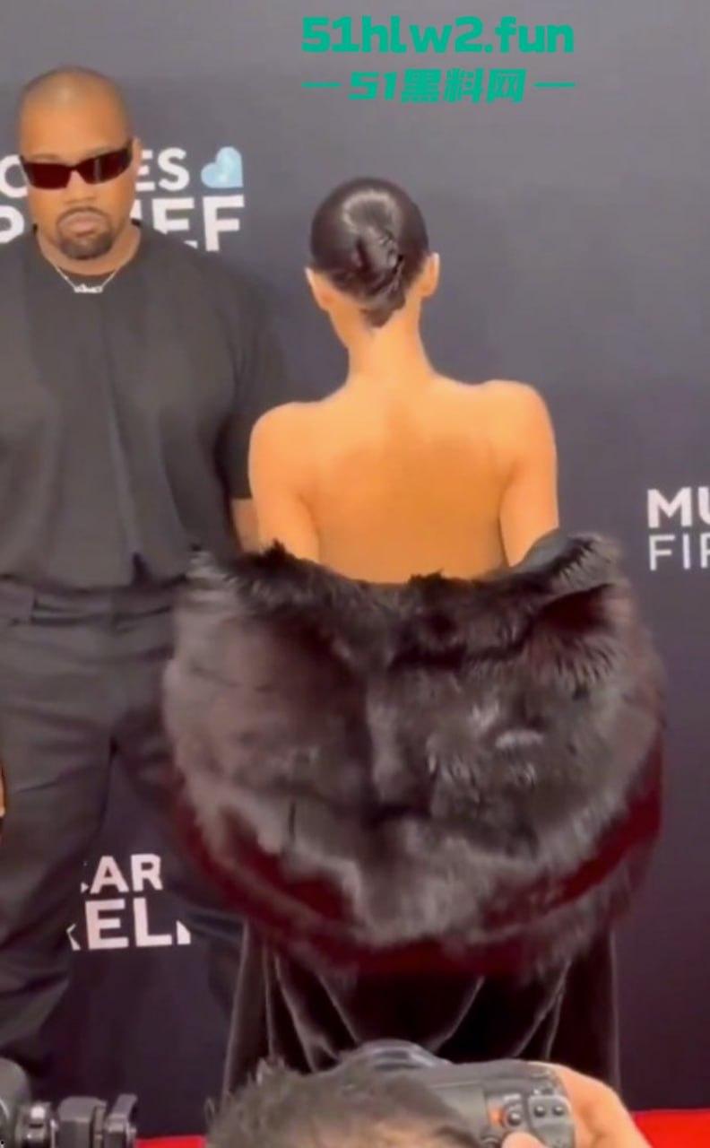 侃爷娇妻真空亮相格莱美红毯,公然上演户外露出全场惊呆!这尺度连镜头都不敢眨眼。 第7张 侃爷娇妻真空亮相格莱美红毯,公然上演户外露出全场惊呆!这尺度连镜头都不敢眨眼。 第7张