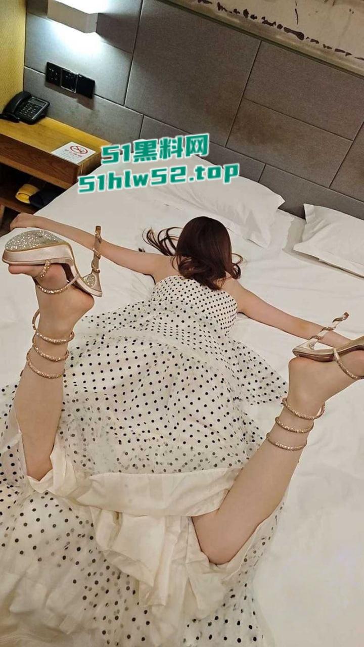 原创狂情哥哥带妹妹出门游玩抵达酒店,妹妹逼痒难耐主动给哥哥足交口交,后入爆操精液射满肥臀! 第1张 原创狂情哥哥带妹妹出门游玩抵达酒店,妹妹逼痒难耐主动给哥哥足交口交,后入爆操精液射满肥臀! 第1张