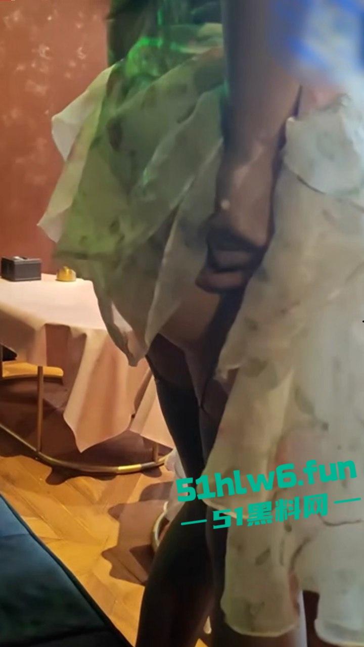 母子乱伦,骚妈ktv逼痒难耐边k歌边给儿子口交,啪啪声伴着音乐响彻ktv包房! 第10张 母子乱伦,骚妈ktv逼痒难耐边k歌边给儿子口交,啪啪声伴着音乐响彻ktv包房! 第10张