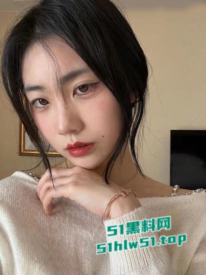 刚踏入社会的极品反差健身学生妹，骚母狗身材超赞，口交自慰勾引金主，粉嫩小穴诱人至极！  第1张