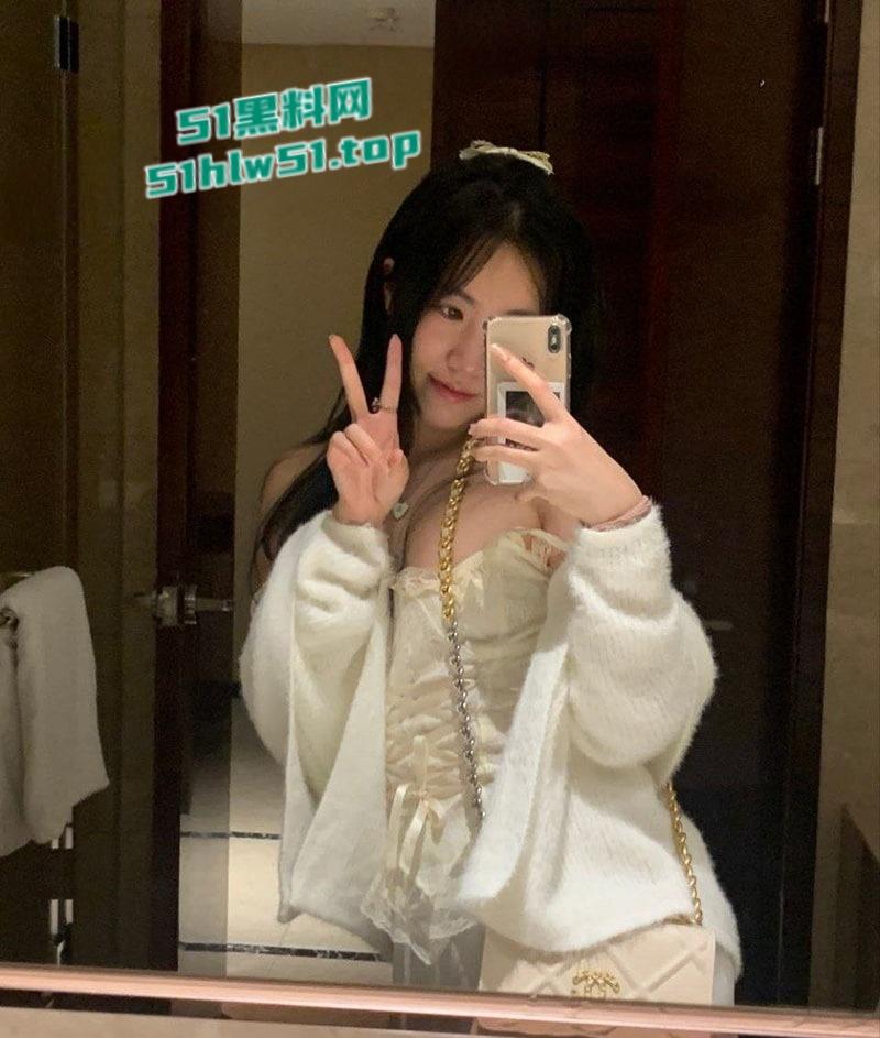 刚踏入社会的极品反差健身学生妹，骚母狗身材超赞，口交自慰勾引金主，粉嫩小穴诱人至极！  第2张