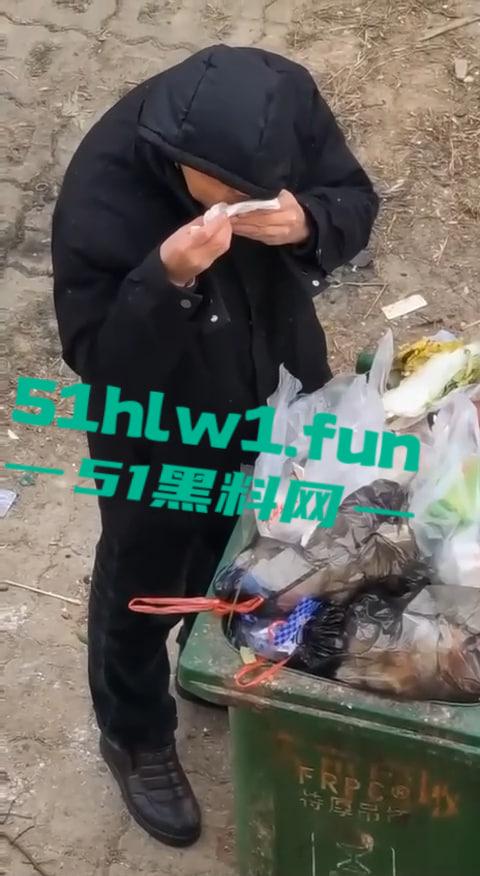 超变态的性癖爱好吗，男子在垃圾桶翻女生带血卫生巾舔舐，蚊子见了都要称赞牛逼。  第1张