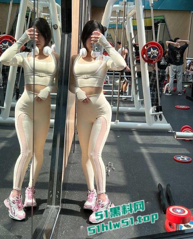 刚踏入社会的极品反差健身学生妹，骚母狗身材超赞，口交自慰勾引金主，粉嫩小穴诱人至极！  第5张