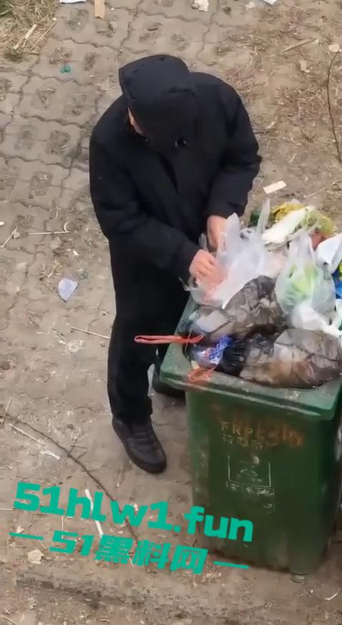 超变态的性癖爱好吗，男子在垃圾桶翻女生带血卫生巾舔舐，蚊子见了都要称赞牛逼。  第4张