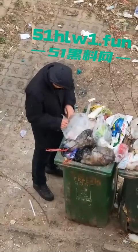 超变态的性癖爱好吗，男子在垃圾桶翻女生带血卫生巾舔舐，蚊子见了都要称赞牛逼。  第6张