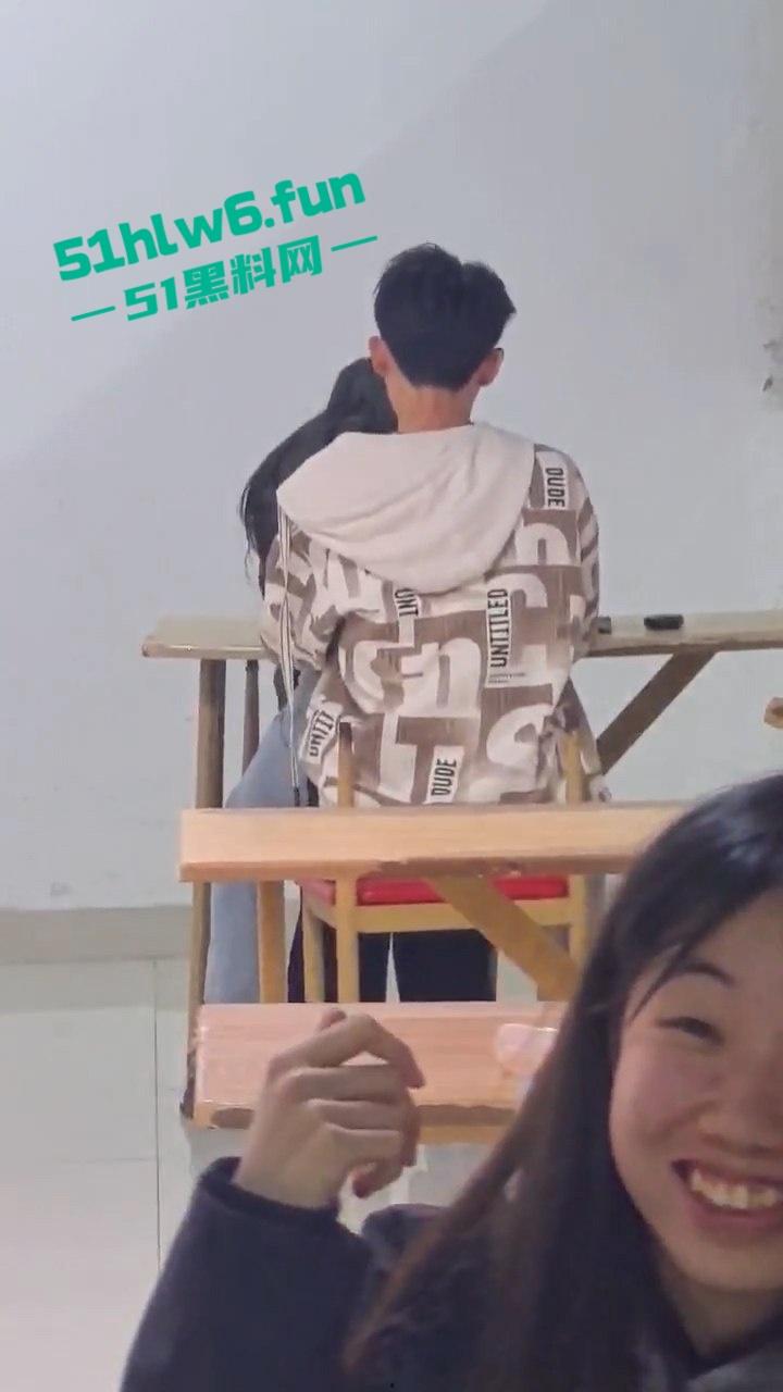 山东齐鲁大学情侣餐馆公然脱裤操逼,女生扒逼主动蹭鸡又搂又亲,操到高潮才满意。 第1张 山东齐鲁大学情侣餐馆公然脱裤操逼,女生扒逼主动蹭鸡又搂又亲,操到高潮才满意。 第1张