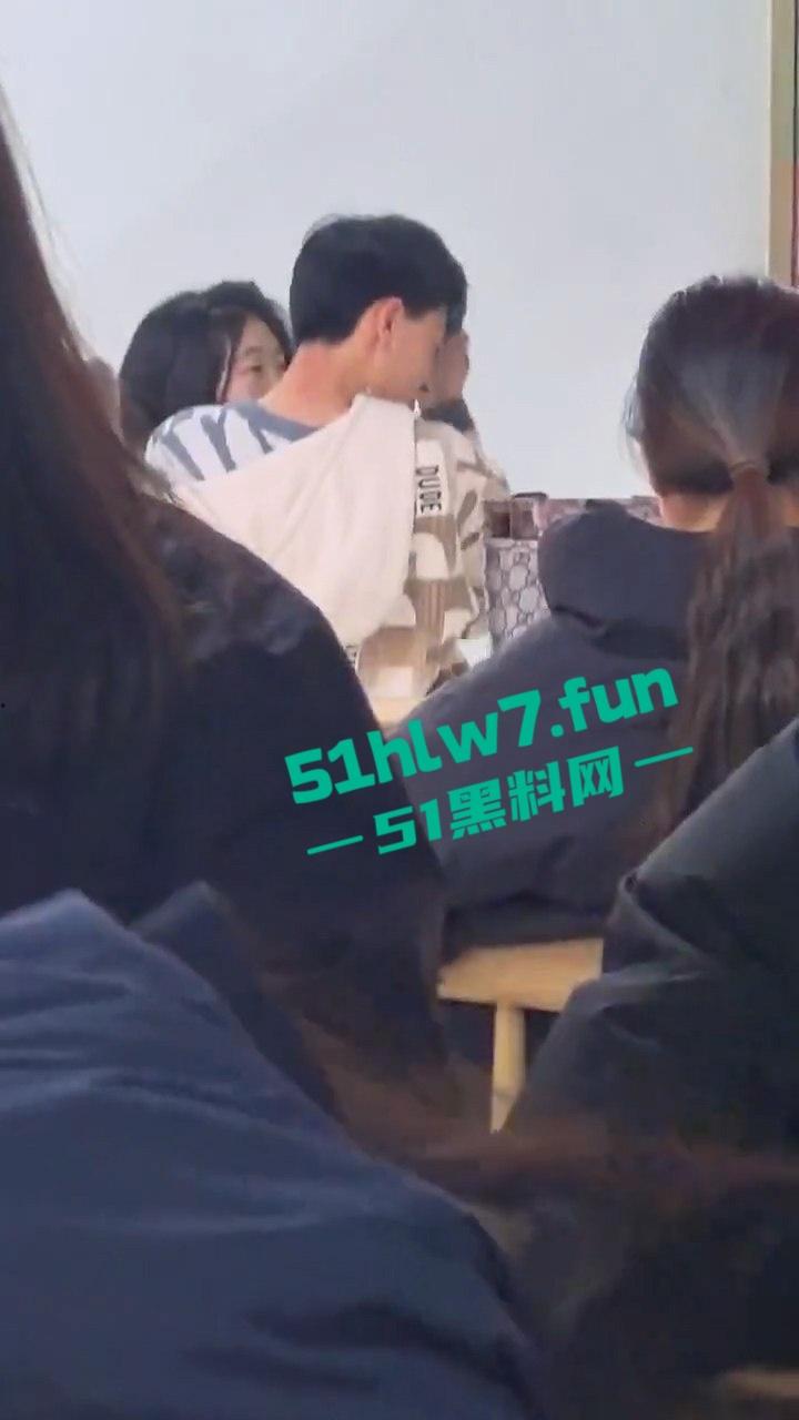 山东齐鲁大学情侣餐馆公然脱裤操逼,女生扒逼主动蹭鸡又搂又亲,操到高潮才满意。 第2张 山东齐鲁大学情侣餐馆公然脱裤操逼,女生扒逼主动蹭鸡又搂又亲,操到高潮才满意。 第2张