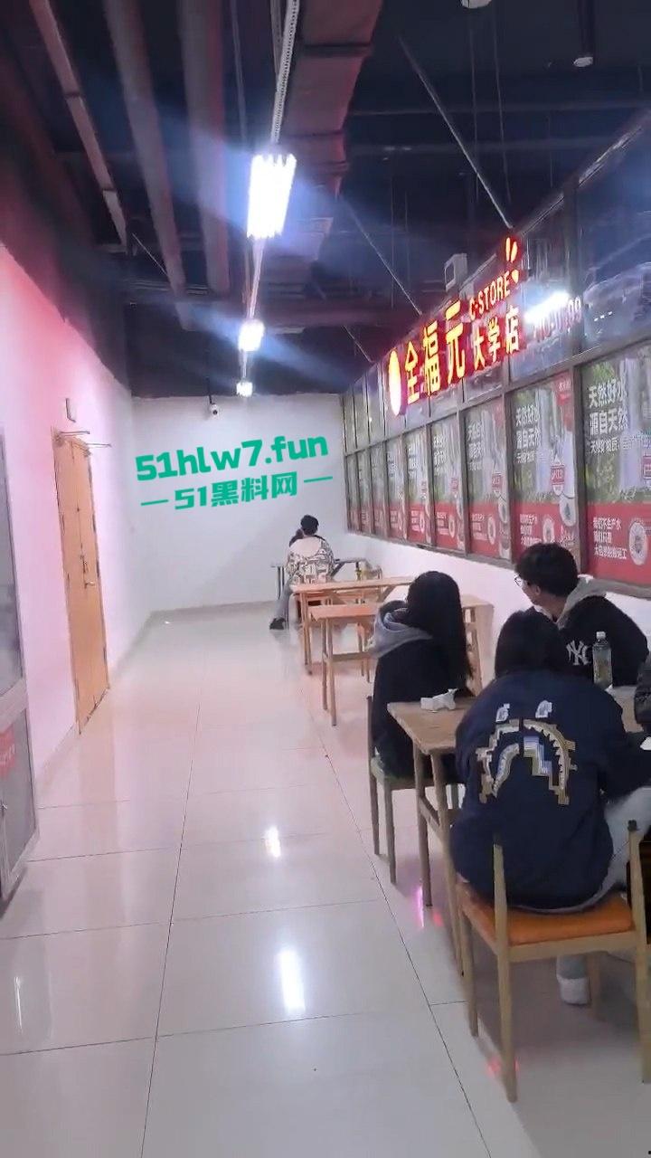 山东齐鲁大学情侣餐馆公然脱裤操逼,女生扒逼主动蹭鸡又搂又亲,操到高潮才满意。 第3张 山东齐鲁大学情侣餐馆公然脱裤操逼,女生扒逼主动蹭鸡又搂又亲,操到高潮才满意。 第3张