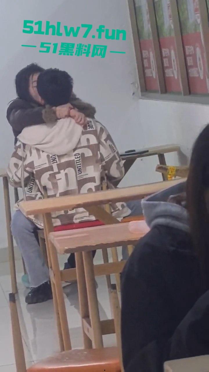 山东齐鲁大学情侣餐馆公然脱裤操逼,女生扒逼主动蹭鸡又搂又亲,操到高潮才满意。 第4张 山东齐鲁大学情侣餐馆公然脱裤操逼,女生扒逼主动蹭鸡又搂又亲,操到高潮才满意。 第4张