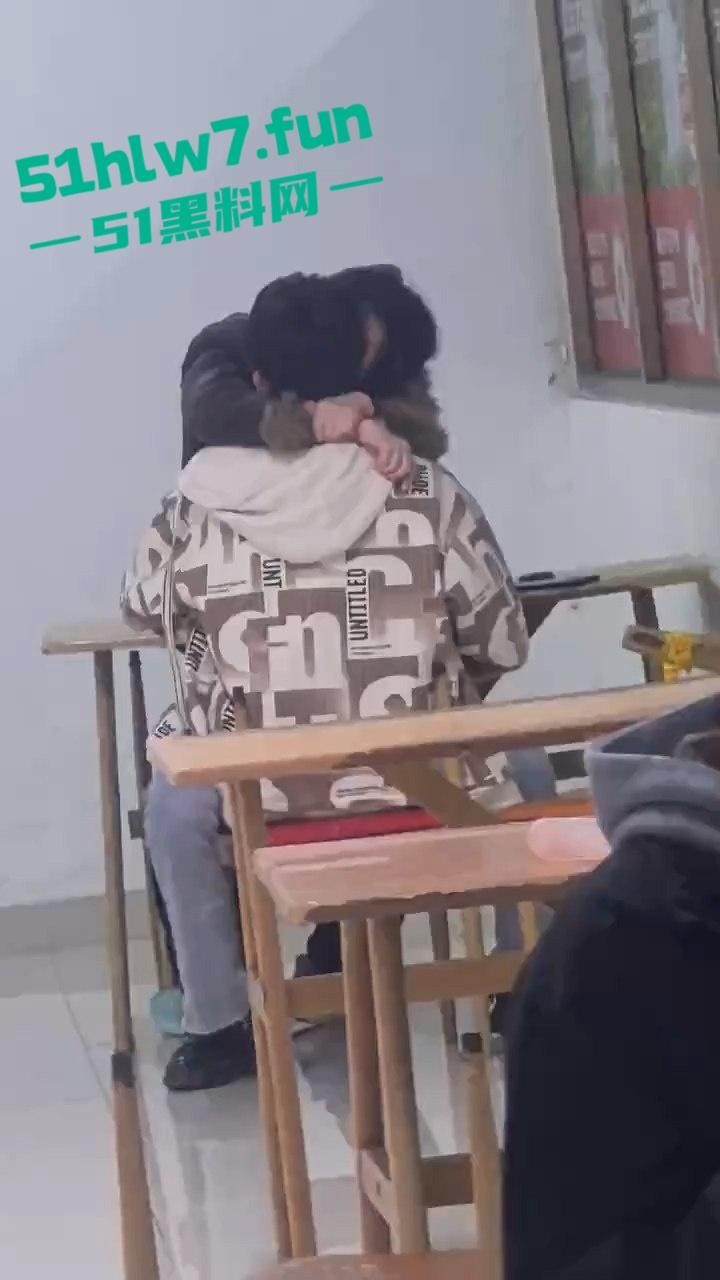 山东齐鲁大学情侣餐馆公然脱裤操逼,女生扒逼主动蹭鸡又搂又亲,操到高潮才满意。 第5张 山东齐鲁大学情侣餐馆公然脱裤操逼,女生扒逼主动蹭鸡又搂又亲,操到高潮才满意。 第5张