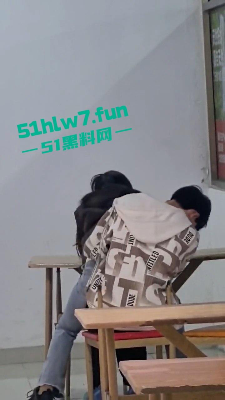 山东齐鲁大学情侣餐馆公然脱裤操逼,女生扒逼主动蹭鸡又搂又亲,操到高潮才满意。 第6张 山东齐鲁大学情侣餐馆公然脱裤操逼,女生扒逼主动蹭鸡又搂又亲,操到高潮才满意。 第6张