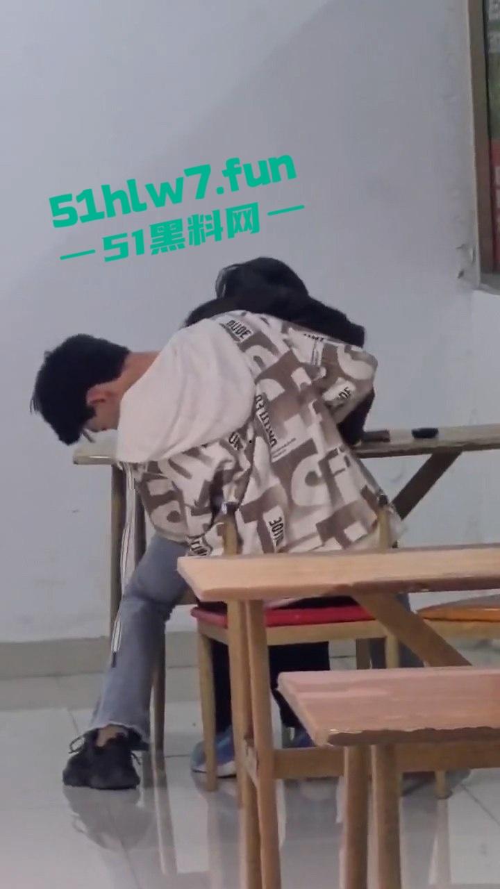 山东齐鲁大学情侣餐馆公然脱裤操逼,女生扒逼主动蹭鸡又搂又亲,操到高潮才满意。 第7张 山东齐鲁大学情侣餐馆公然脱裤操逼,女生扒逼主动蹭鸡又搂又亲,操到高潮才满意。 第7张