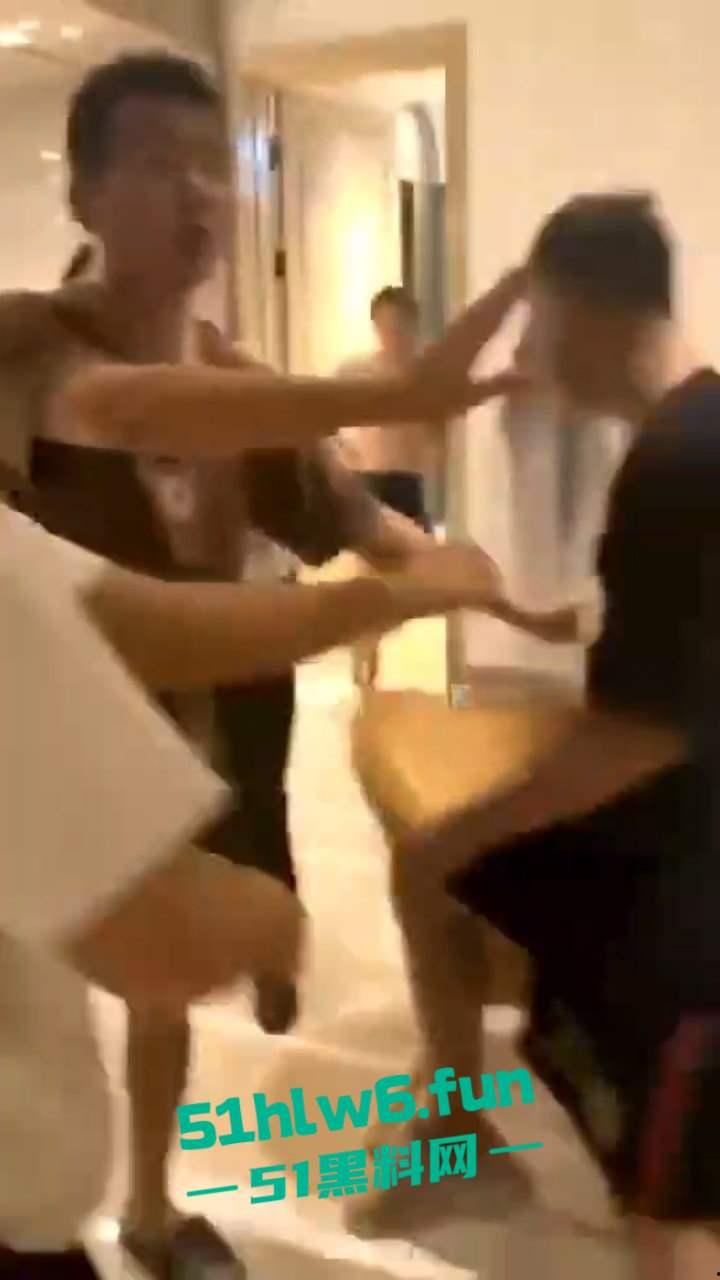 奇葩捉奸现场,骚逼老婆出轨被发现打开房门竟然是两男一女,老公和带来的人直接惊呆在现场。 第1张 奇葩捉奸现场,骚逼老婆出轨被发现打开房门竟然是两男一女,老公和带来的人直接惊呆在现场。 第1张