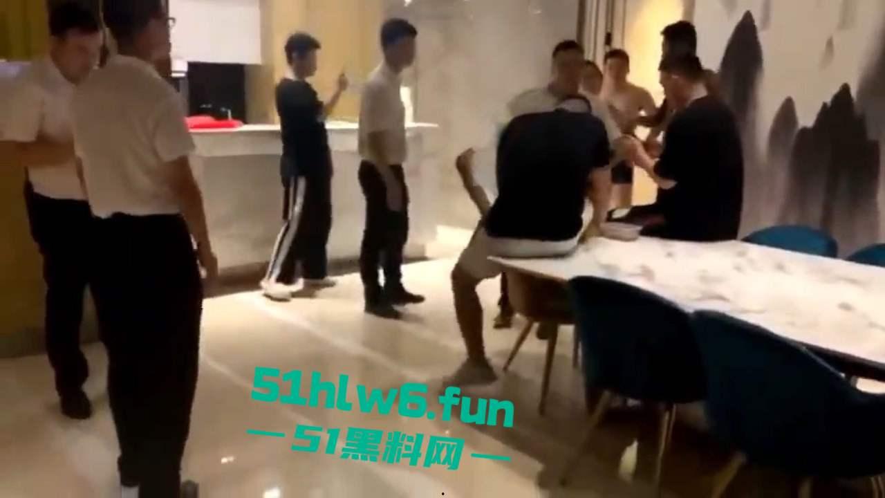 奇葩捉奸现场,骚逼老婆出轨被发现打开房门竟然是两男一女,老公和带来的人直接惊呆在现场。 第2张 奇葩捉奸现场,骚逼老婆出轨被发现打开房门竟然是两男一女,老公和带来的人直接惊呆在现场。 第2张