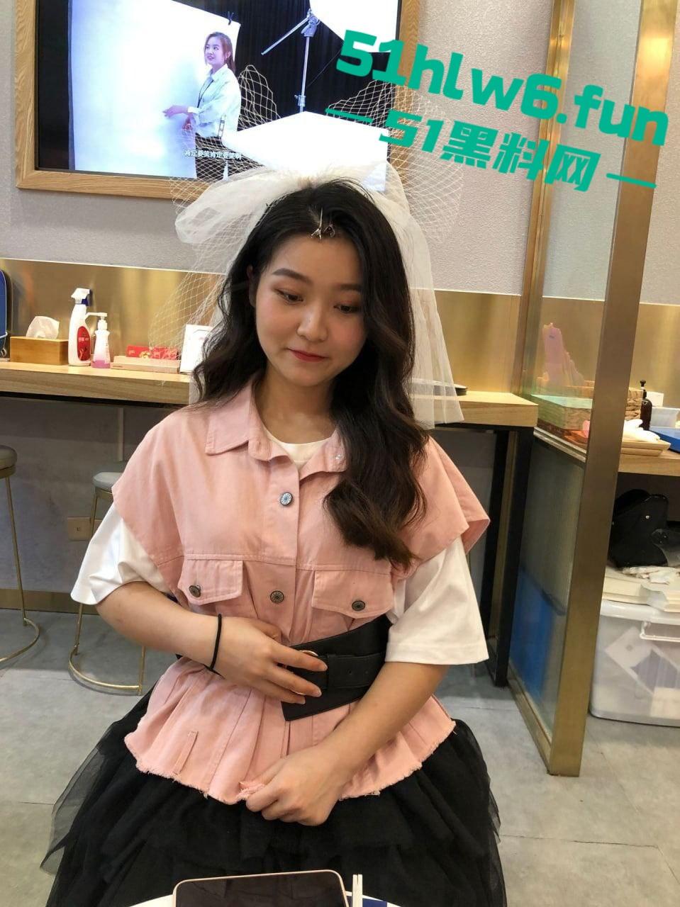 山西太原国企文员【刘琴】企业里出了名的公交车，为了上位到处勾引性爱自拍被男友发现曝光。  第4张