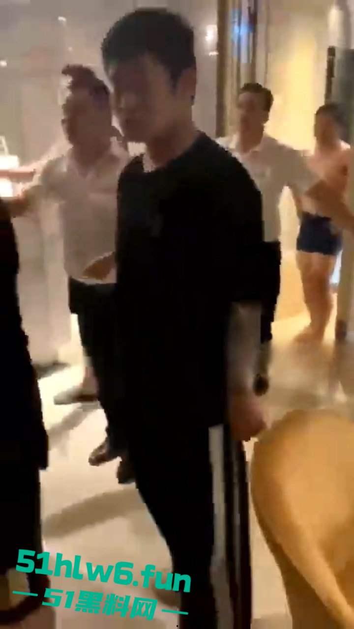 奇葩捉奸现场,骚逼老婆出轨被发现打开房门竟然是两男一女,老公和带来的人直接惊呆在现场。 第3张 奇葩捉奸现场,骚逼老婆出轨被发现打开房门竟然是两男一女,老公和带来的人直接惊呆在现场。 第3张