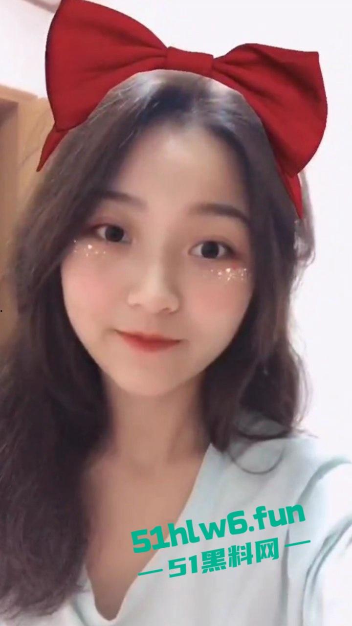 山西太原国企文员【刘琴】企业里出了名的公交车，为了上位到处勾引性爱自拍被男友发现曝光。  第5张