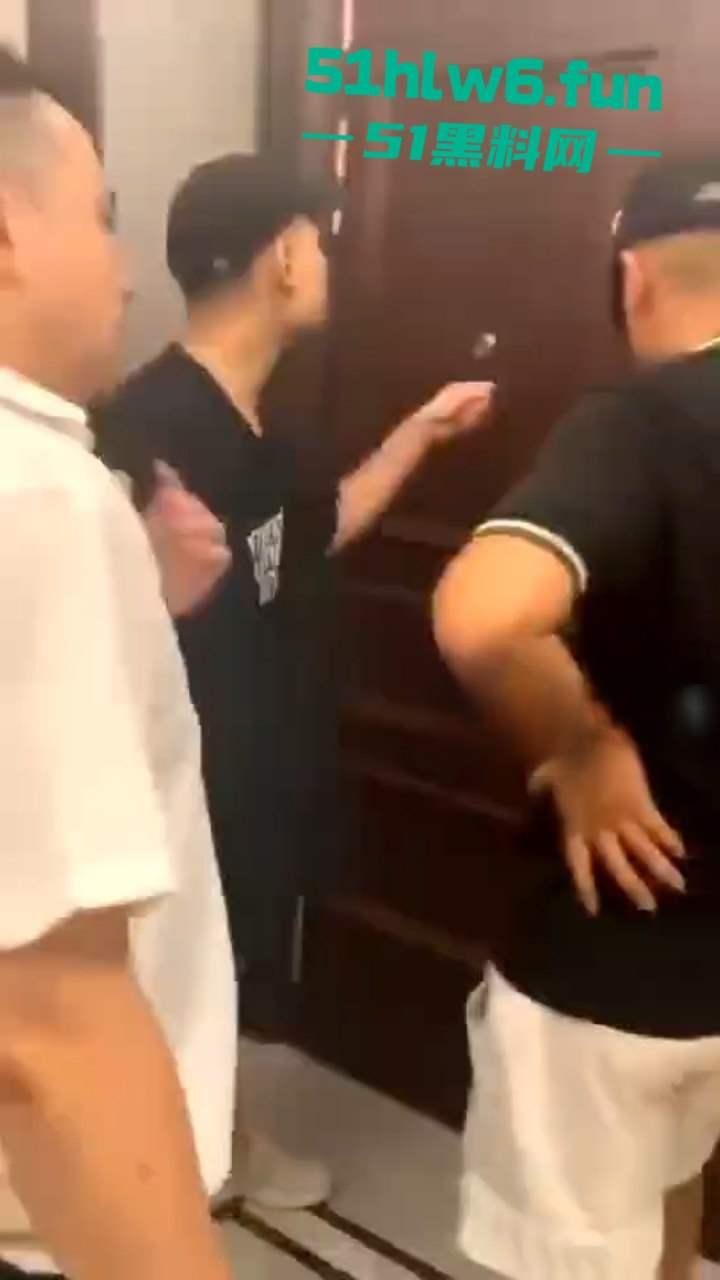 奇葩捉奸现场,骚逼老婆出轨被发现打开房门竟然是两男一女,老公和带来的人直接惊呆在现场。 第4张 奇葩捉奸现场,骚逼老婆出轨被发现打开房门竟然是两男一女,老公和带来的人直接惊呆在现场。 第4张