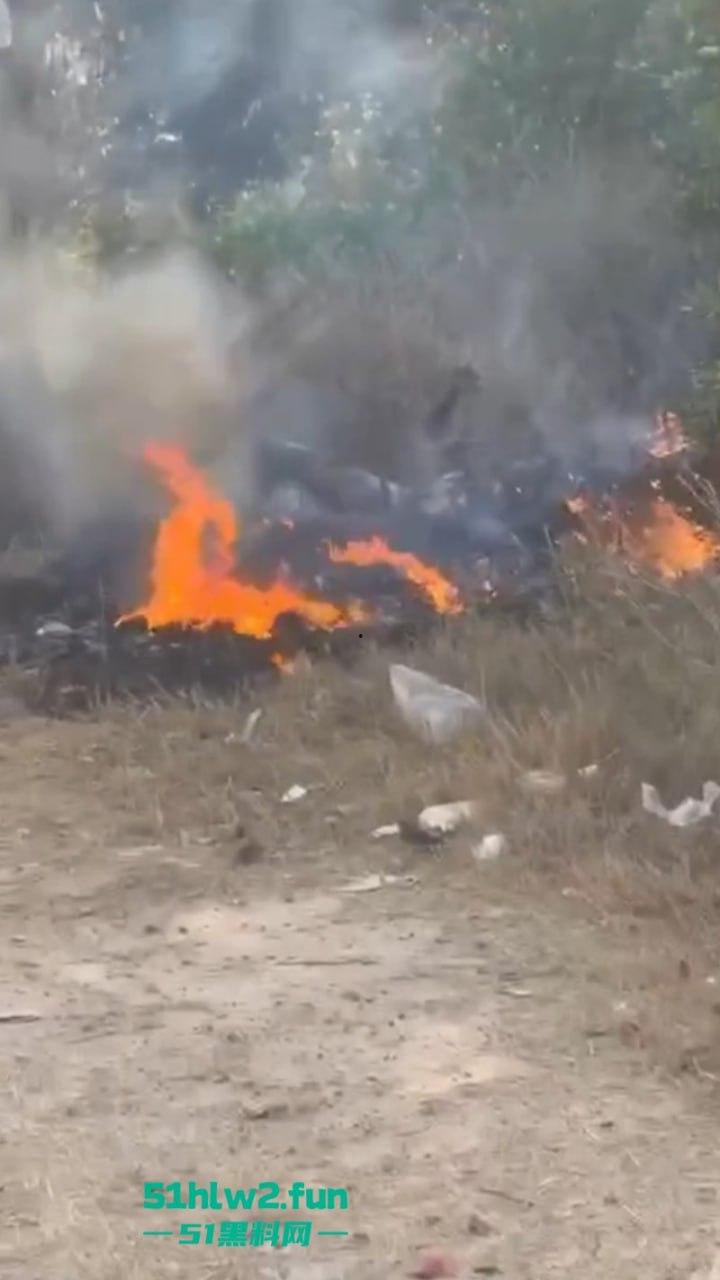 柬埔寨金边【坎达尔】惊现一燃烧尸体，尸体呈扭曲僵硬状态，疑似园区猪仔被毁尸灭迹？  第2张